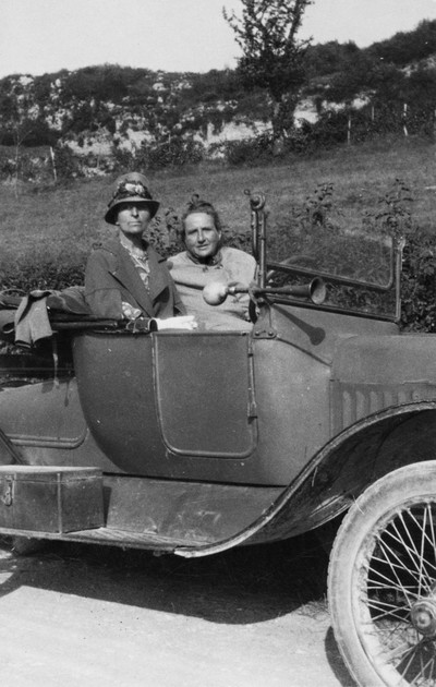 Gertrude Stein and Alice B. Toklas touring the French countryside, c. 1927. Photographer unknown. Beinecke Rare Book & Manuscript Library (Gertrude Stein and Alice B. Toklas papers), Yale University, New Haven, CT. - © Oracles: Artists’ Calling Cards