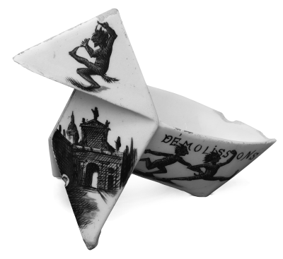 Émile Gallé,* Cocotte Porte Saint-Georges*, ceramic origami fortune-teller to hold visiting cards, with a monochrome design (inscription:* Démolissons-la* [let’s demolish it]), 1883–1884. Photograph by Michel Bourguet. Collection and courtesy of Musée de l’École de Nancy. - © Oracles: Artists’ Calling Cards