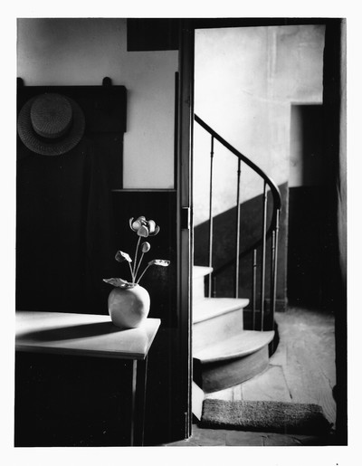 André Kertész, *Chez Mondrian, Paris*, b/w photograph, 1926. Copyright Estate of André Kertész, New York. - © Oracles: Artists’ Calling Cards